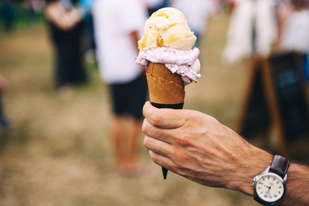 Déguster une glace sur la plage