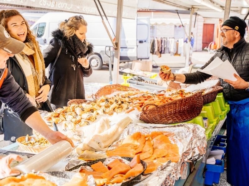 Le marché local du jeudi matin à Parentis-en-Born en hiver