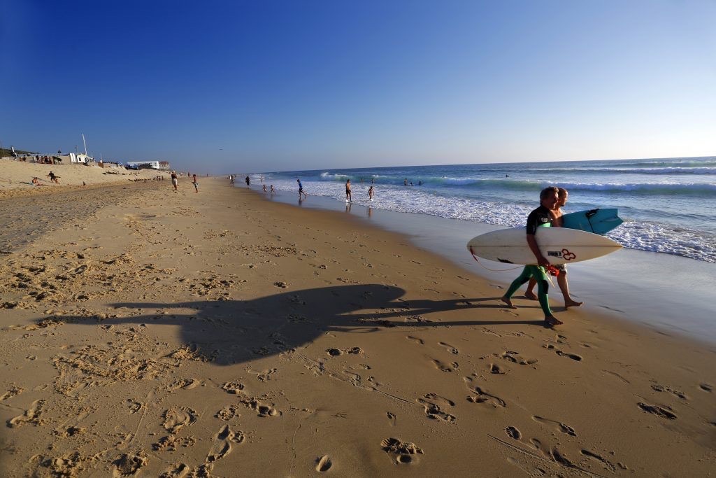 Surfer sur la plage de biscarrosse