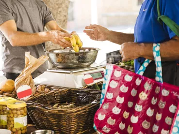 homme-tenue-sac-achat-bananes-vendeur-fruit-marche