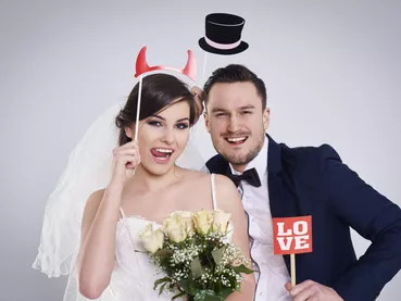 jeunes-maries-faisant-des-grimaces