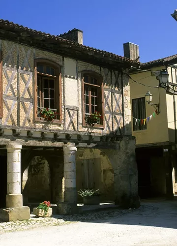 Centre village de Labastide d'Armagnac dans les landes