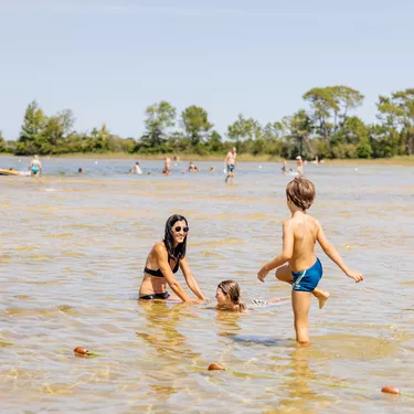 Baignade en famille dans les lacs