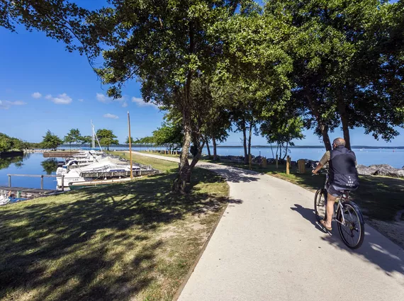 Bike ride to Gastes, its port and beach