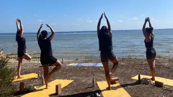 cours yoga au lac posture de l'arbre