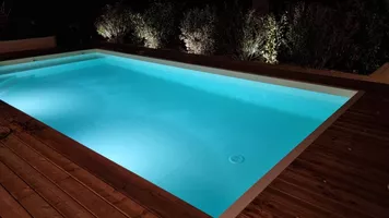 16-SEVEN Extérieur de nuit Piscine 01