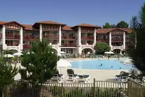 residence-pierre-et-vacances-piscine-biscarrosse (2)